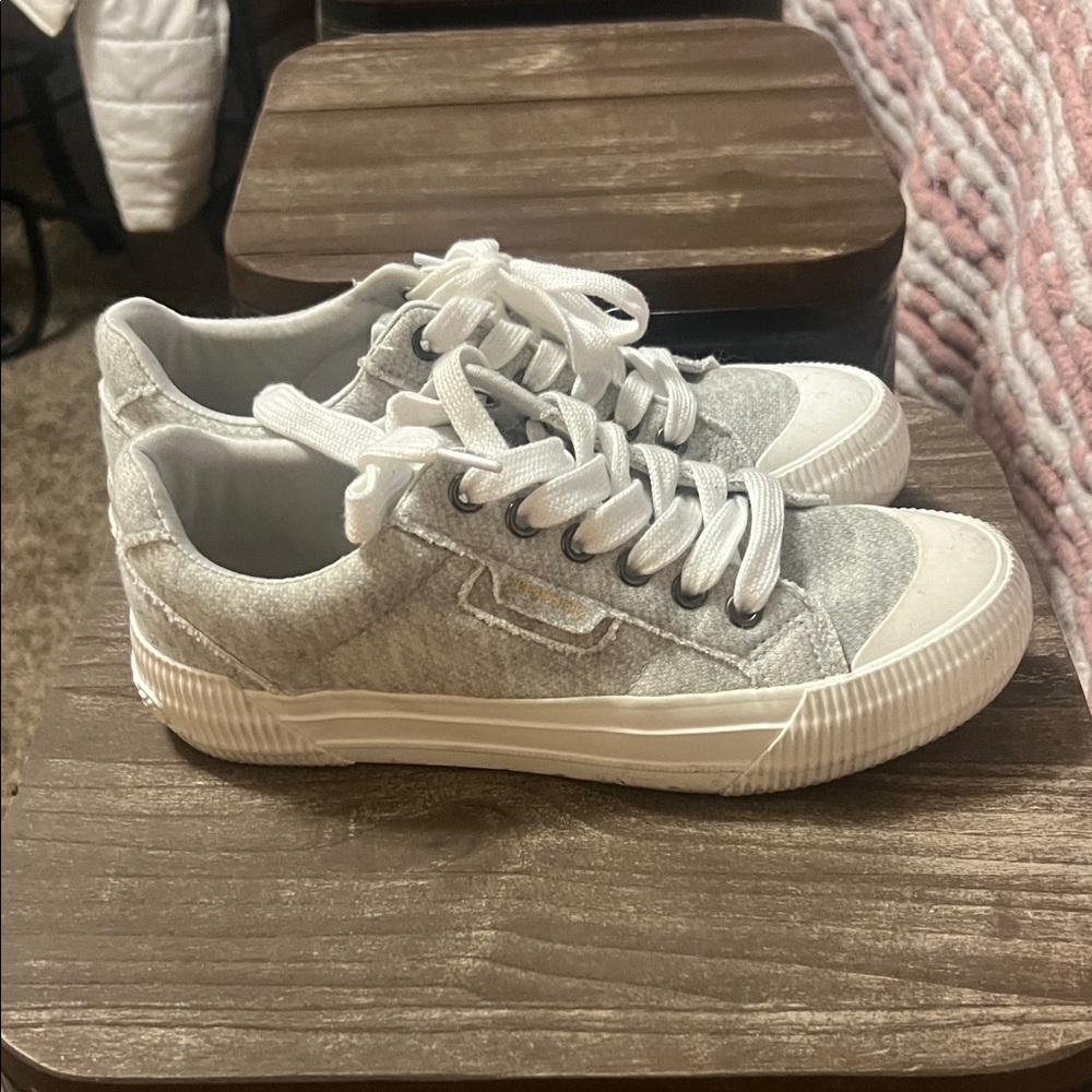 Casual Low-Top Sneakers in Light Gray with White Soles